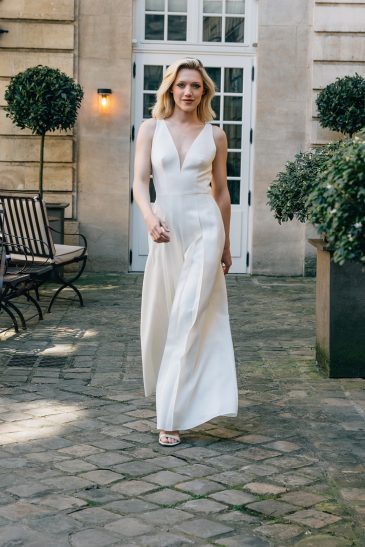 femme dans une combinaison de mariée A-line épurée en crêpe