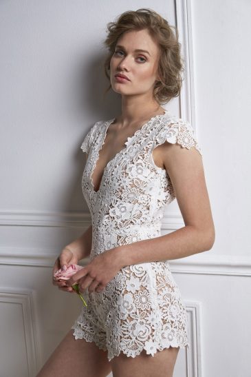femme avec un ensemble de mariée short original