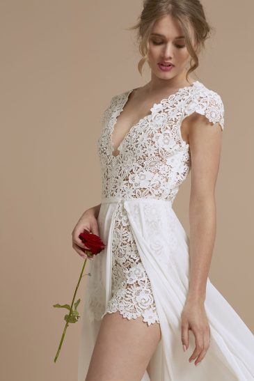 femme avec un ensemble de mariée short original