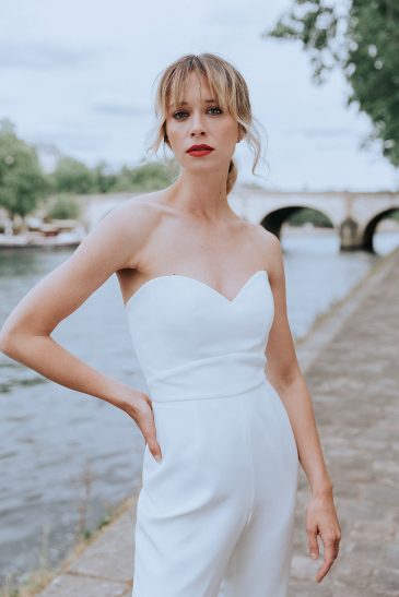 femme avec une combinaison de mariée épurée et romantique à Paris