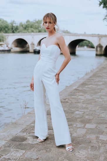 femme dans une combinaison de mariée épurée et romantique à Paris