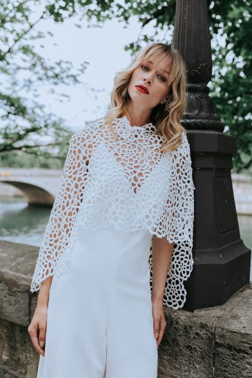 femme dans une combinaison de mariée avec un top en guipure à Paris
