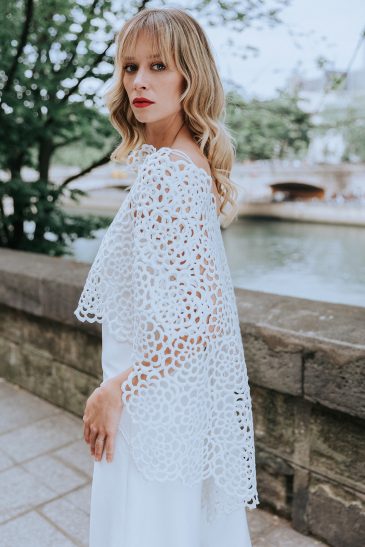 femme dans une combinaison de mariée avec un top en guipure à Paris