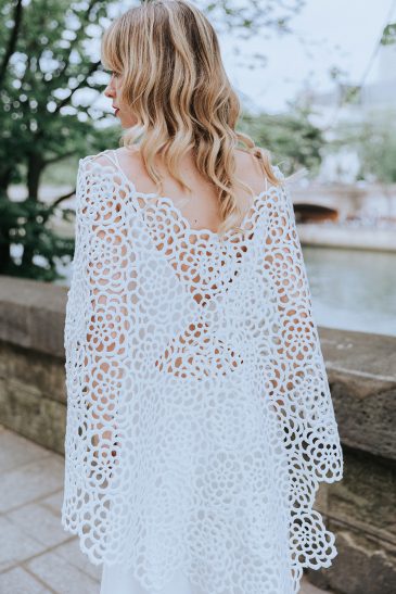 femme dans une combinaison de mariée avec un top en guipure à Paris