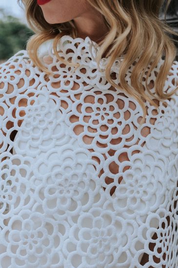 femme dans une combinaison de mariée avec un top en guipure à Paris