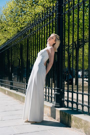 femme dans une combinaison de mariée à Paris