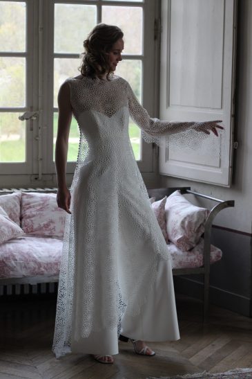 femme dans une combinaison de mariée originale