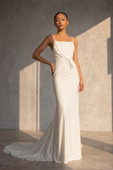 femme dans une robe de mariée sirène glamour brillante
