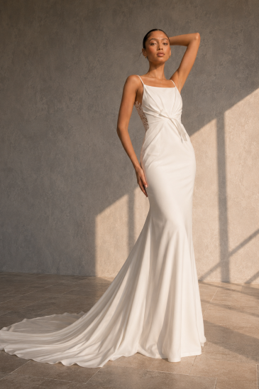 femme dans une robe de mariée sirène glamour brillante