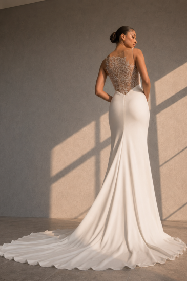 femme dans une robe de mariée sirène glamour brillante