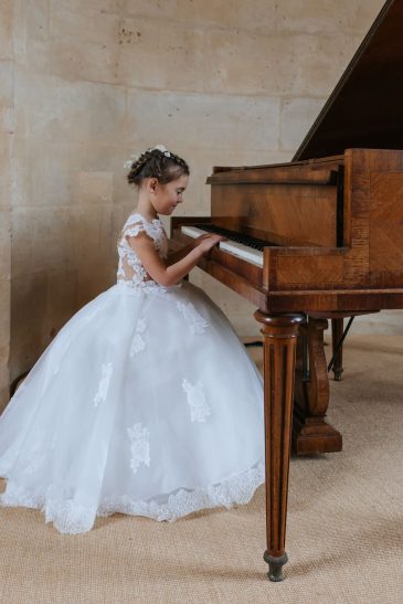 petite fille dans une robe de cérémonie enfant princesse