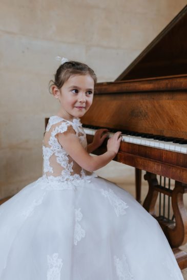 petite fille dans une robe de cérémonie enfant princesse