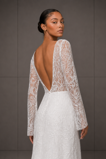 femme dans une robe de mariée A-line bohème