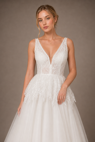 femme dans une robe de mariée princesse en tulle brodé à paillettes