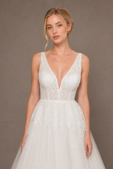 femme dans une robe de mariée princesse en tulle brodé à paillettes