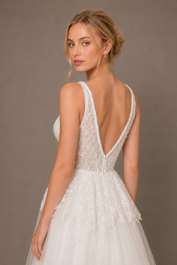 femme dans une robe de mariée princesse en tulle brodé à paillettes
