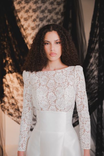 femme dans une robe de mariée princesse élégante et originale