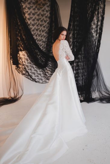 femme dans une robe de mariée princesse élégante et originale