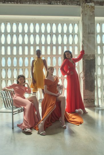 quatre femmes habillées de robes du soir élégantes et glamour