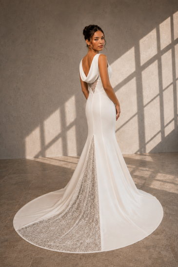 femme dans une robe de mariée sirène glamour brillante