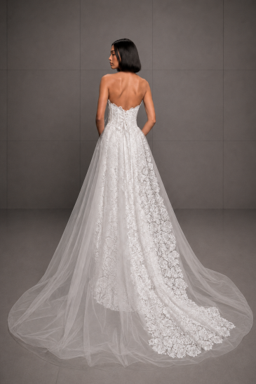 femme dans une robe de mariée sirène en dentelle avec une sur-robe style princesse