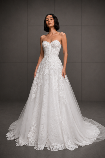 femme dans une robe de mariée sirène en dentelle avec une sur-robe style princesse