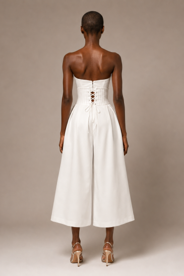 femme avec une tenue de mariage civil pantalon moderne