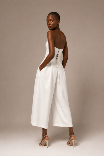femme avec une tenue de mariage civil pantalon moderne