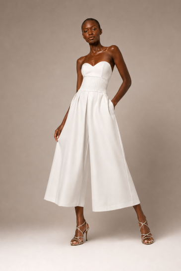 femme avec une tenue de mariage civil pantalon moderne