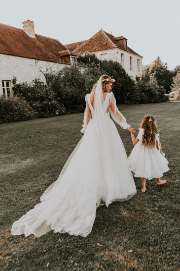 femme dans une robe de mariée bohème chic