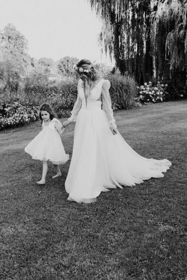 femme dans une robe de mariée bohème chic