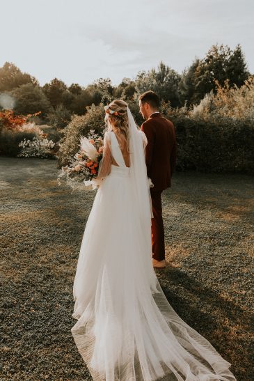 femme dans une robe de mariée bohème chic