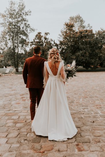 femme dans une robe de mariée bohème chic