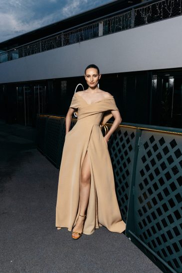 femme à Paris habillée d'une robe du soir élégante, longue à fente