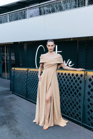 femme à Paris habillée d'une robe du soir élégante, longue à fente