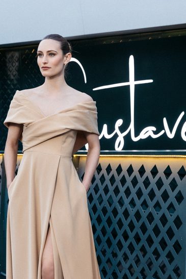 femme à Paris habillée d'une robe du soir élégante, longue à fente