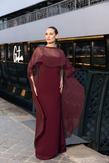 femme à Paris habillé d'une robe du soir sirène raffinée agrémentée d'une élégante cape