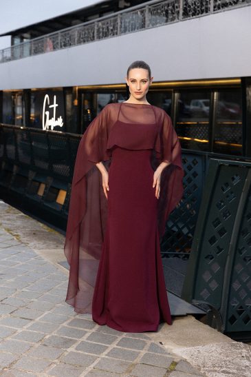 femme à Paris habillé d'une robe du soir sirène raffinée agrémentée d'une élégante cape