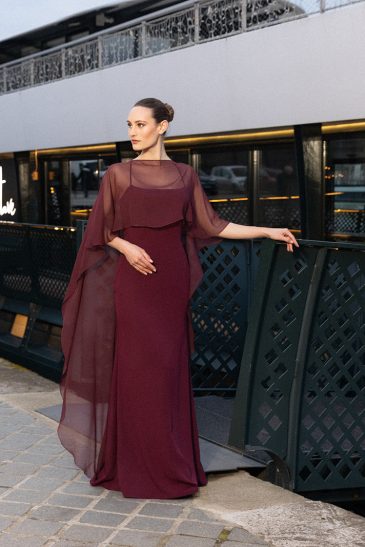 femme à Paris habillé d'une robe du soir sirène raffinée agrémentée d'une élégante cape transparente