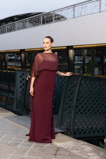 femme à Paris habillé d'une robe du soir sirène raffinée agrémentée d'une élégante cape
