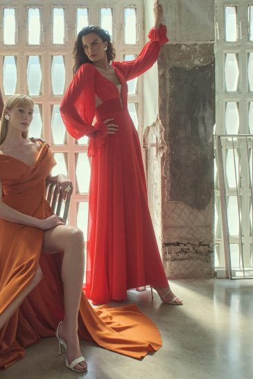 deux femmes habillées en robes de soirée colorées élégantes et glamour