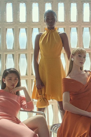 trois femmes habillées en robes de soirée colorées élégantes et glamour