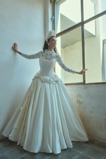 femme habillée d'une robe de mariée princesse glamour et originale à manches longues