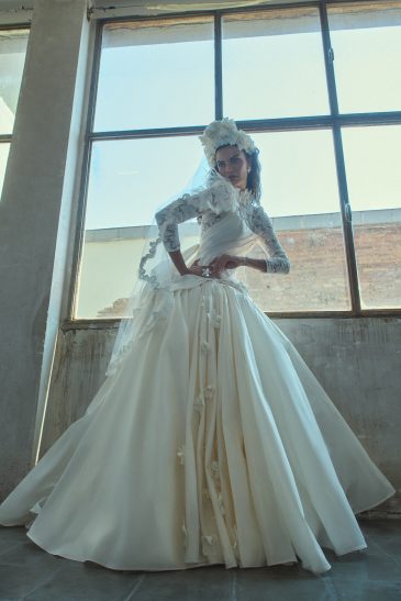 femme habillée d'une robe de mariée princesse glamour et originale à manches longues