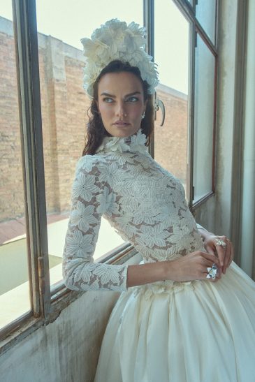 femme habillée d'une robe de mariée princesse glamour et originale à manches longues