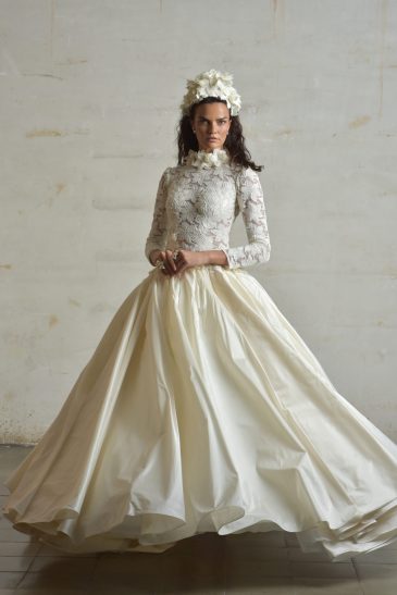 femme habillée d'une robe de mariée princesse glamour et originale à manches longues
