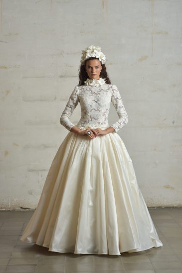 femme habillée d'une robe de mariée princesse glamour et originale à manches longues