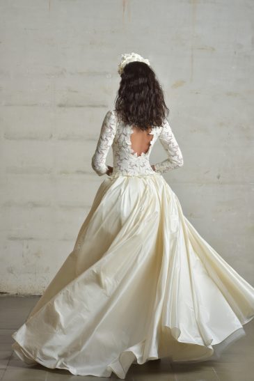 femme habillée d'une robe de mariée princesse glamour et originale à manches longues