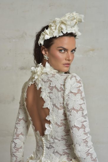 femme habillée d'une robe de mariée princesse glamour et originale à manches longues