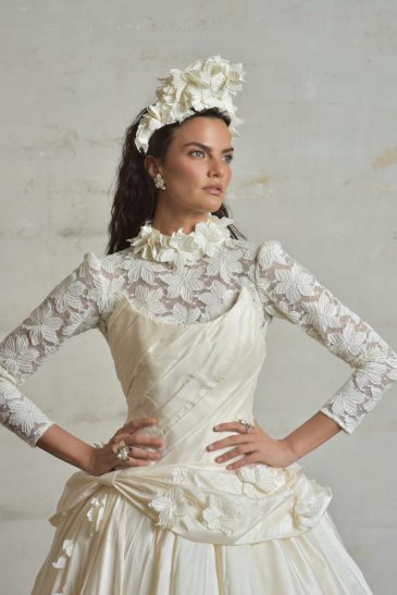 femme habillée d'une robe de mariée princesse glamour et originale à manches longues